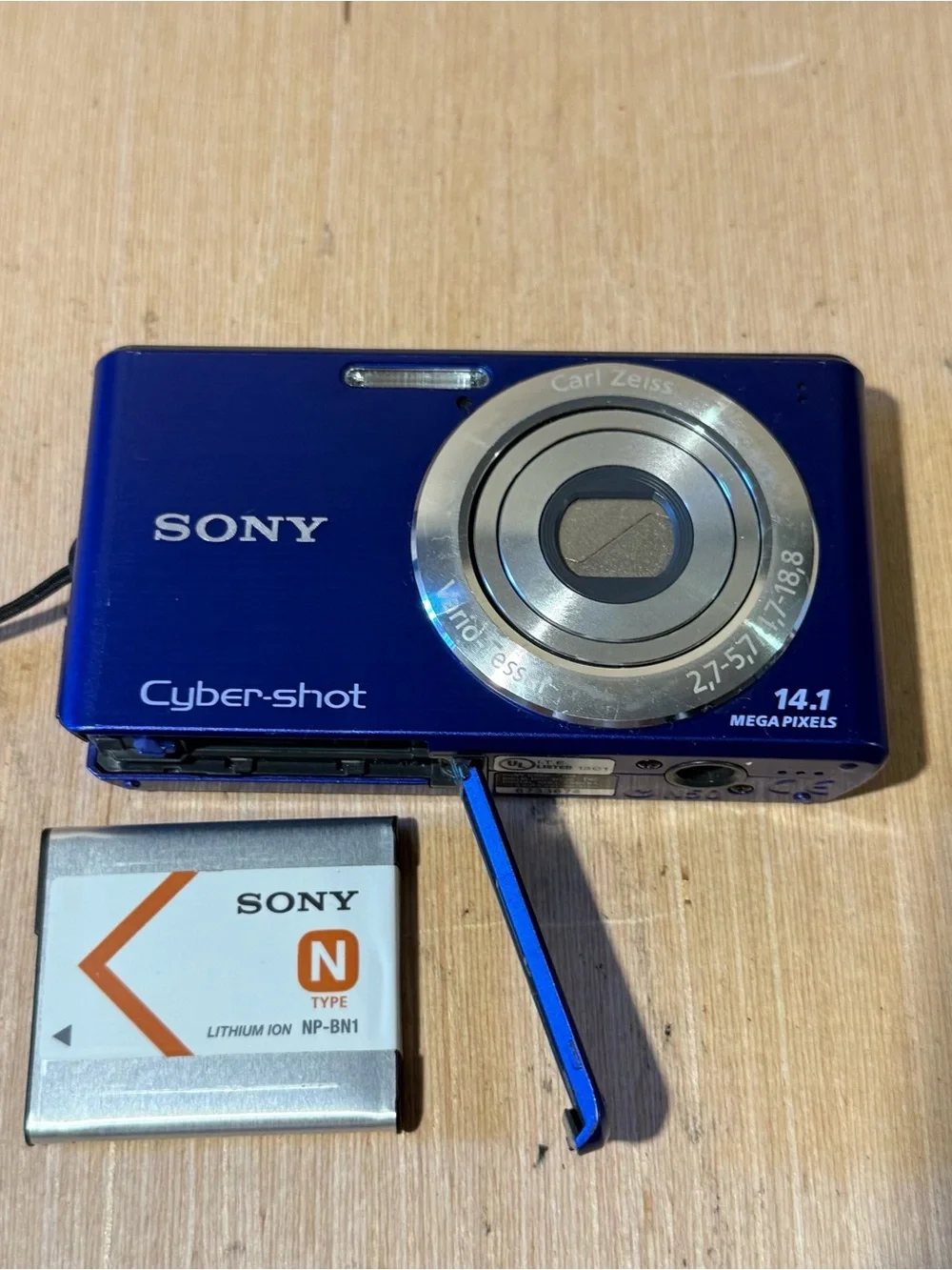 Sony Cyber-shot 14.1 MP Digital Camera BROKEN SCREEN Turns On Read Description!